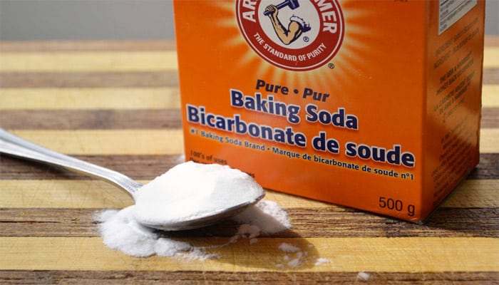 xoa-vet-xuoc-tren-kinh-bang-baking-soda